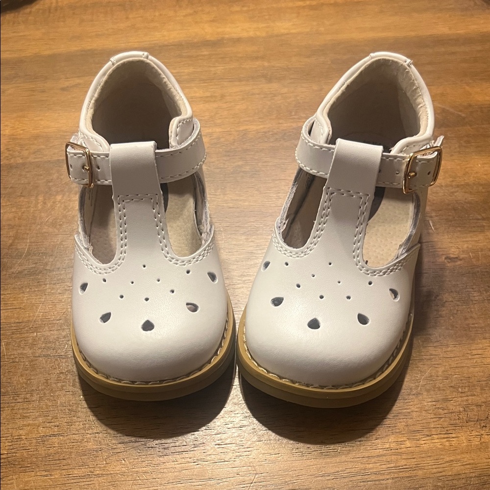 FootMates White Dress Shoes with Gold Buckle